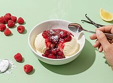 Image of Vanilleeis mit heißen Himbeeren