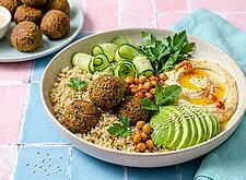 Image of Falafel Bowl mit Gurke und Hummus