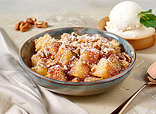 Image of Süßer Birnen-Crumble mit Walnüssen