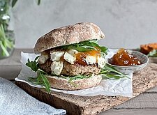 Image of Puten Burger mit Camembert und Aprikosen-Chutney