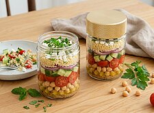 Image of Couscous-Salat im Glas mit Kichererbsen und Feta