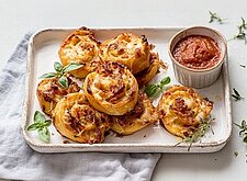 Image of Pizzaschnecken mit Kräutern und Tomatensoße