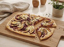 Image of Zwetschgen Flammkuchen mit roten Zwiebeln und Bergkäse