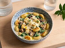 Image of Gnocchi Topf mit Spinat und Pilzen
