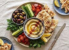 Image of Mezze mit Hummus, Oliven und Fladenbrot