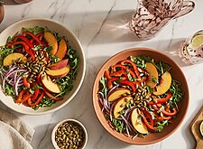 Image of Paprika Pfirsich Salat mit gerösteten Kernen