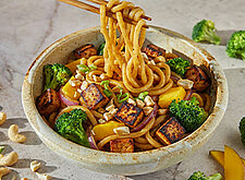 Image of Udon Pasta mit geräuchertem Tofu und Brokkoli
