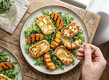 Image of Halloumi mit Pfirsich und Rucola