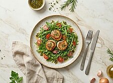 Image of Gegrillte Jakobsmuscheln auf buntem Salatbett