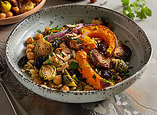 Image of Orzo-Salat mit Harissa-Ofengemüse