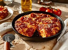 Image of Salami Pizza aus der Pfanne