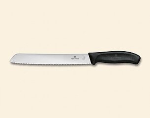 Brotmesser mit langer, gezahnter Edelstahlklinge und schwarzem ergonomischem Kunststoffgriff, auf hellem Hintergrund.