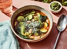 Image of Grüne Minestrone mit Pesto