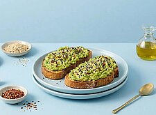 Image of Avocado-Brot mit Chili und Sesam