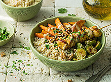 Image of Winterbowl mit Ofengemüse und Hähnchenspieße