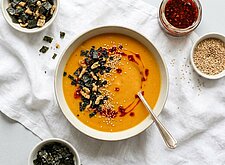 Image of Kürbis Suppe mit Miso und Nori Crunch