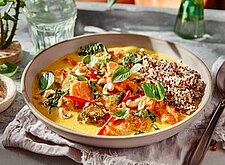 Image of Gelbes Thai Curry zu bunter Quinoa