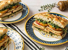 Image of Focaccia-Sandwich mit Pfirsichen