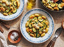 Image of Knusprige Gnocchi Pfanne mit Zucchini und Mais