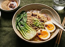 Image of Ramen Suppe mit Ei und Sesam