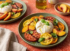 Image of Burrata-Teller mit Tomaten und Pfirsich