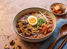 Image of Kimchi Ramen mit Ei und Pilzen
