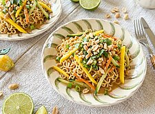 Image of Ramen Nudelsalat mit Mango und Erdnüssen
