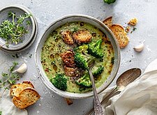 Image of Brokkolicremesuppe mit Weißwein und Croutons