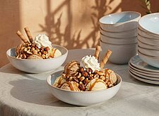 Image of Nussbecher mit Karamellsauce