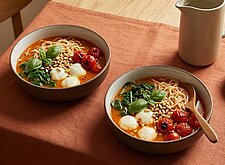 Image of Tomaten-Miso-Ramen mit Mozzarella
