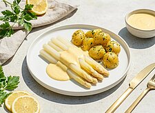 Image of Weisser Spargel mit Sauce Hollandaise und Kartoffeln