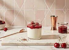 Image of Joghurtcreme mit Kirschsauce