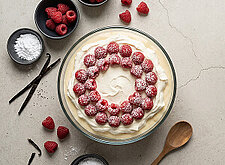 Image of Vanillecreme mit Himbeeren