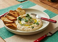 Image of Bohnen Dip mit Kräutern und Brotchips