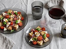 Image of Brotsalat mit Tomaten und Mozzarella