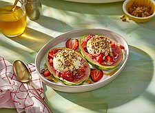 Image of Melone mit Erdbeeren und Eis