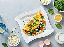 Image of Omelett mit Spinat, Tomaten und Feta