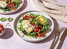 Image of Ziegenkäse Salat mit Avocado und Tomatensalsa