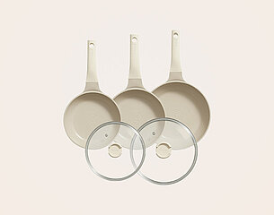 Drei beige Pfannen mit langen Griffen sind angeordnet, zwei kleinere Pfannen stehen seitlich und eine größere in der Mitte. Dazu gehören zwei durchsichtige Glasdeckel, die auf den Pfannen platziert werden können.