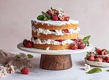Image of Chiffon Cake mit Erdbeeren und Sahne