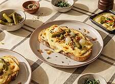 Image of Raclette Brote mit Pickles und Röstzwiebeln