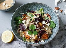 Image of Quinoa Salat mit Rote Bete, Süßkartoffel und Miso Dressing