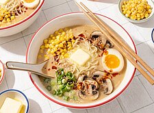 Image of Cremige Miso Ramen mit Mais und Butter