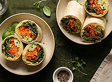 Image of Salatwraps mit Hummus und Gemüse