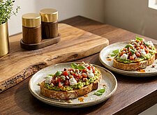 Image of Avocado Toasts mit Tomaten Salsa