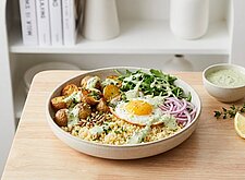 Image of Crispy Bowl mit Ei, jungen Kartoffeln und Green Goddess Dressing