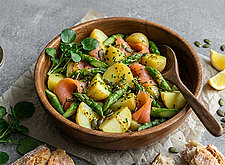 Image of Kartoffelsalat mit Spargel und Räucherlachs