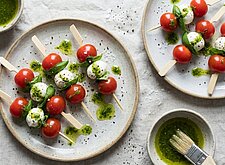Image of Caprese-Spieße mit Basilikumöl