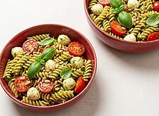 Image of Pasta-Salat mit Pesto und Tomaten