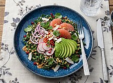 Image of Wintersalat mit rosa Pomelo, Grünkohl und Avocado